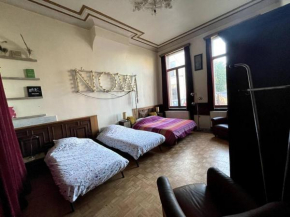 Spacy Room in Old Townhouse Relaxed Vibe with LATE Check-out!